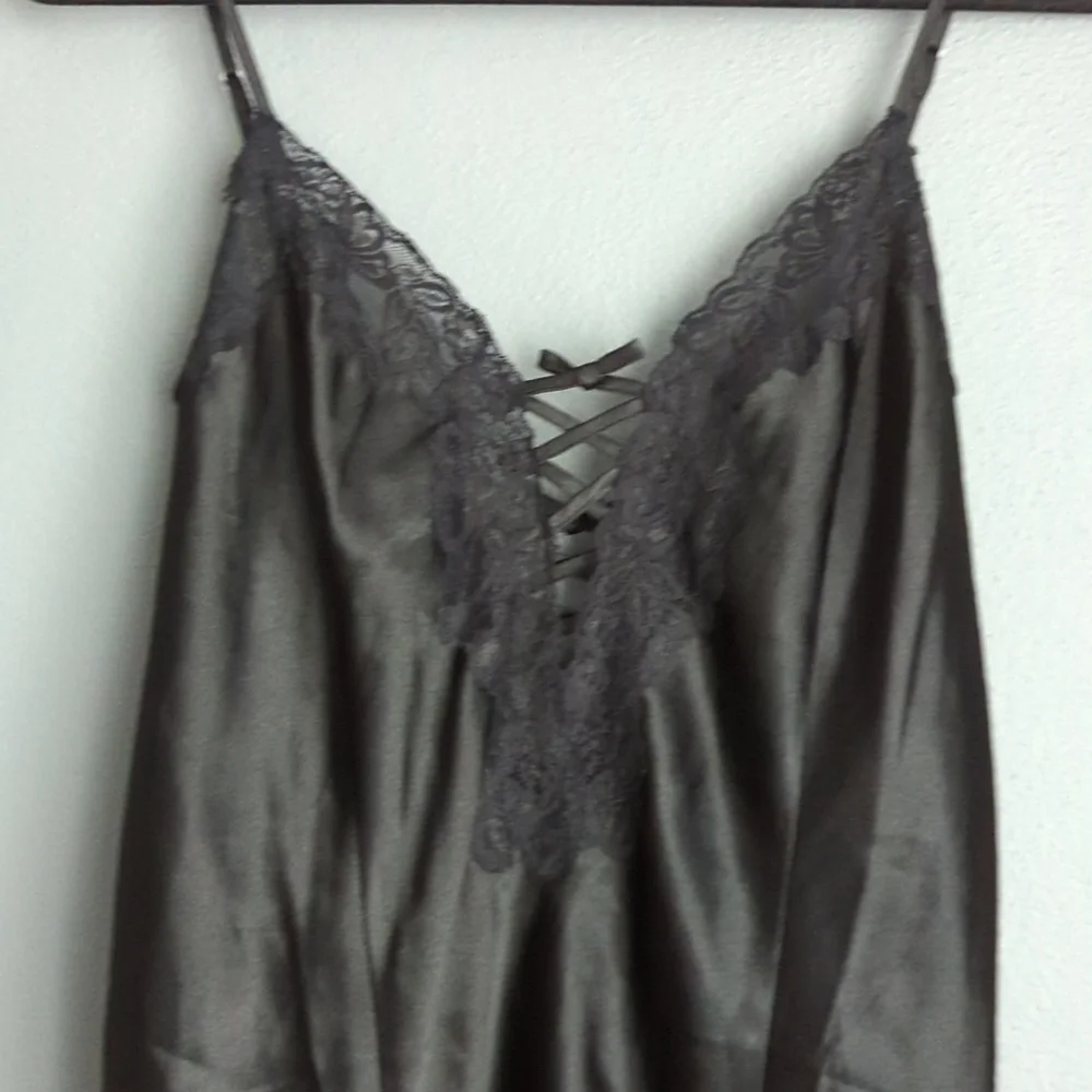 1X Fredericks Nightgown. Black nightgown. Women's lingerie. Size 1X.